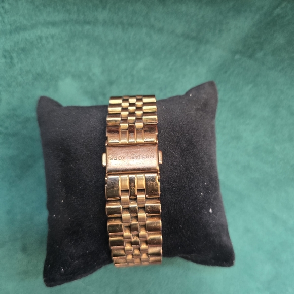 Micheal Kors rosetone runway oversized watch - Picture 5 of 7